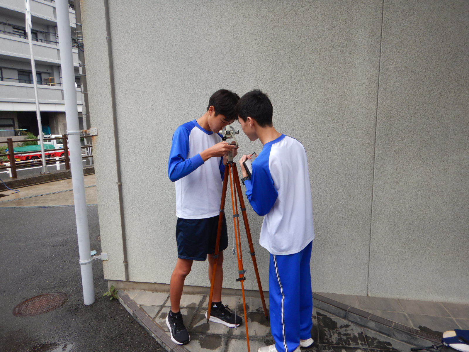 測量機器(コンパス)の操作を体験