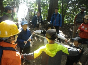 天然スギの幹の太さを体験しました