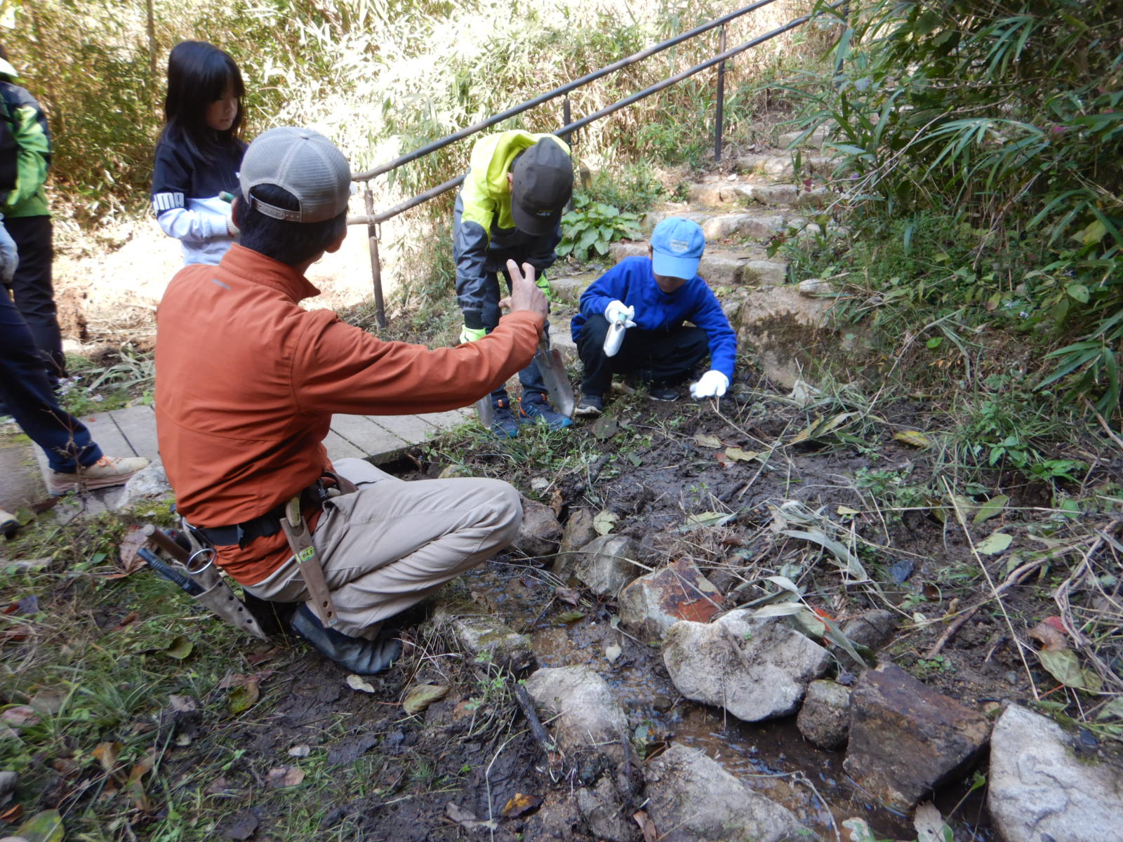 森の水の流れを改善する作業を体験しました