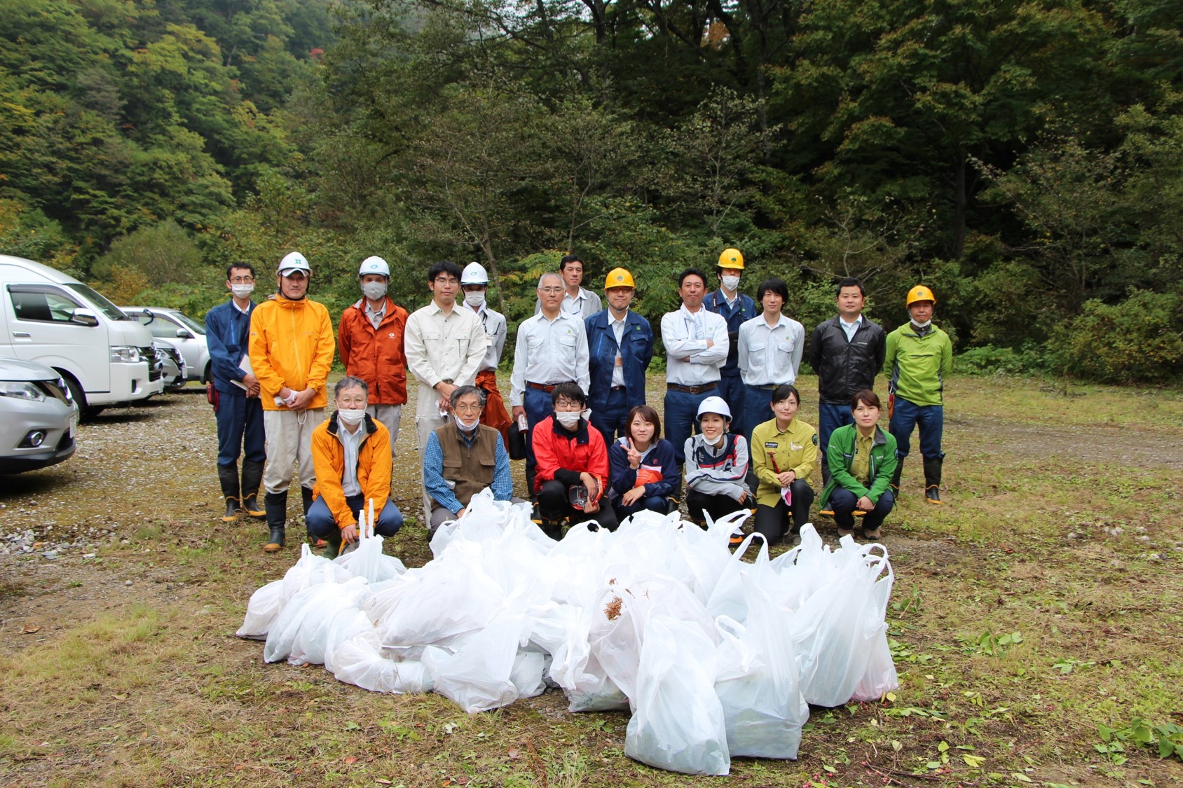 採取した種子と参加していただいた皆さん