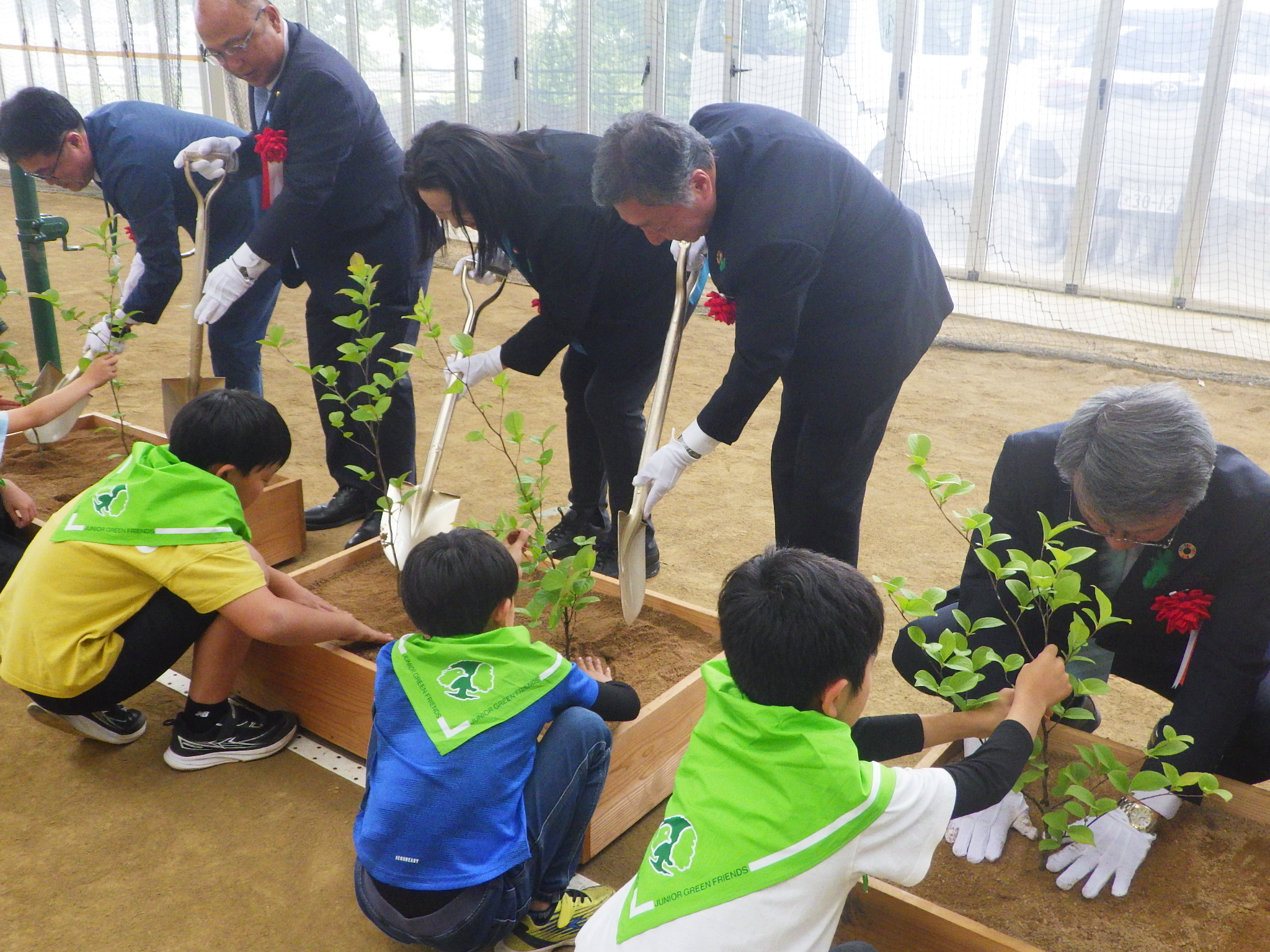 第69回鳥取県植樹祭での代表植樹の様子(鳥取森林管理署)
