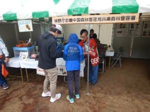 こうべ森の文化祭2025に初参加しました。多くの方がクイズラリーに挑戦していました(兵庫森林管理署)