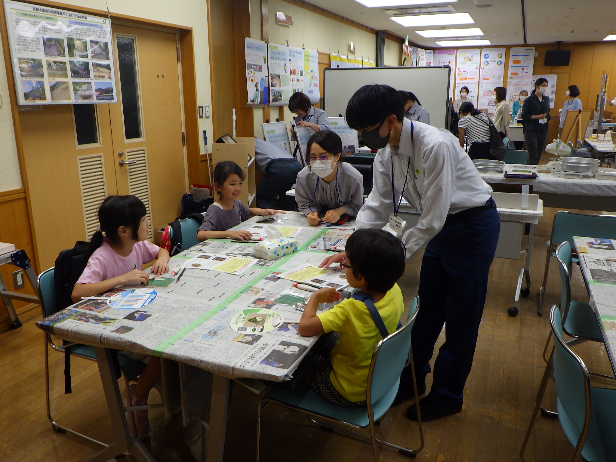 キーホルダー作りを楽しんでいる様子