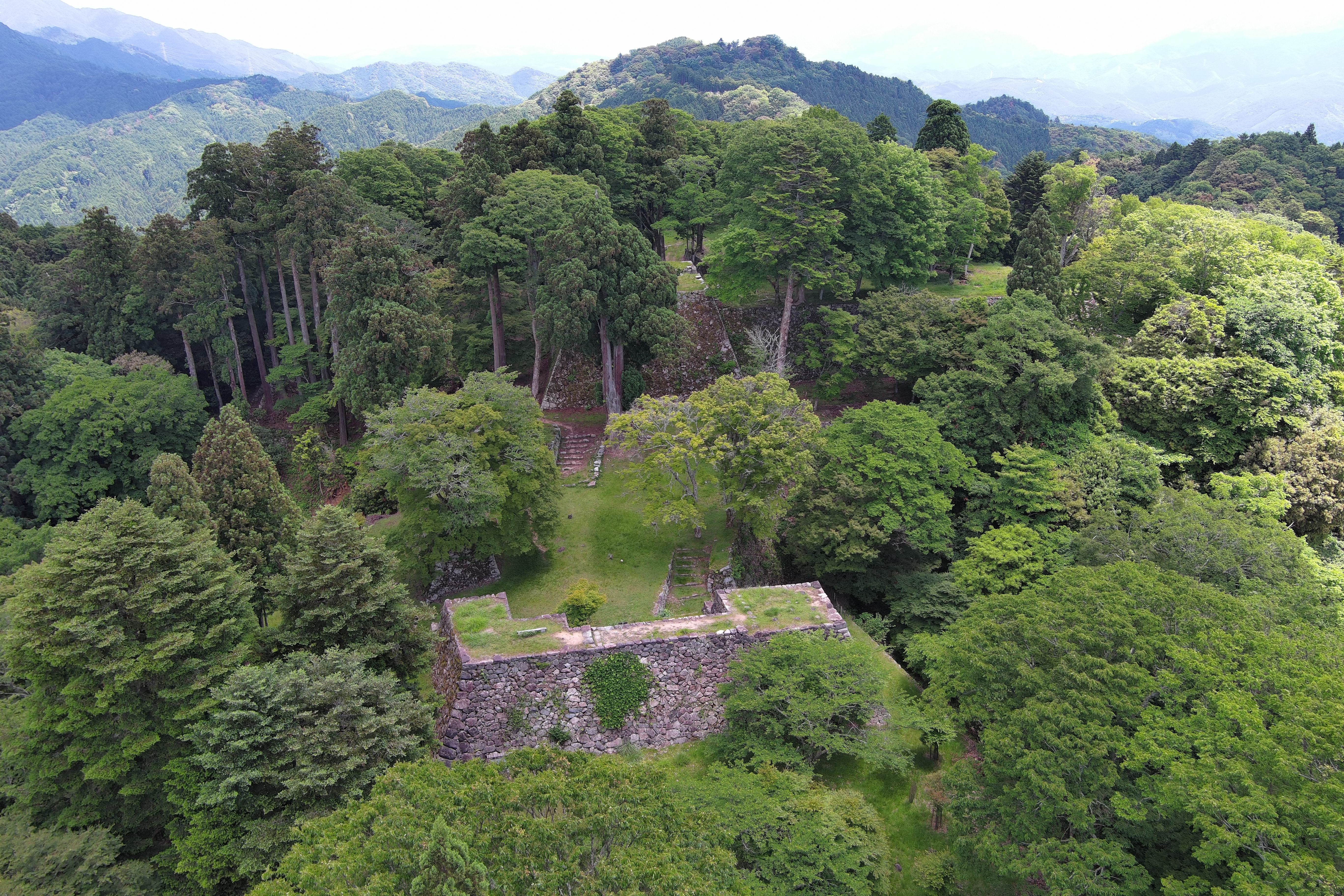 高取山風景林にある高取山城跡を上空から見た風景