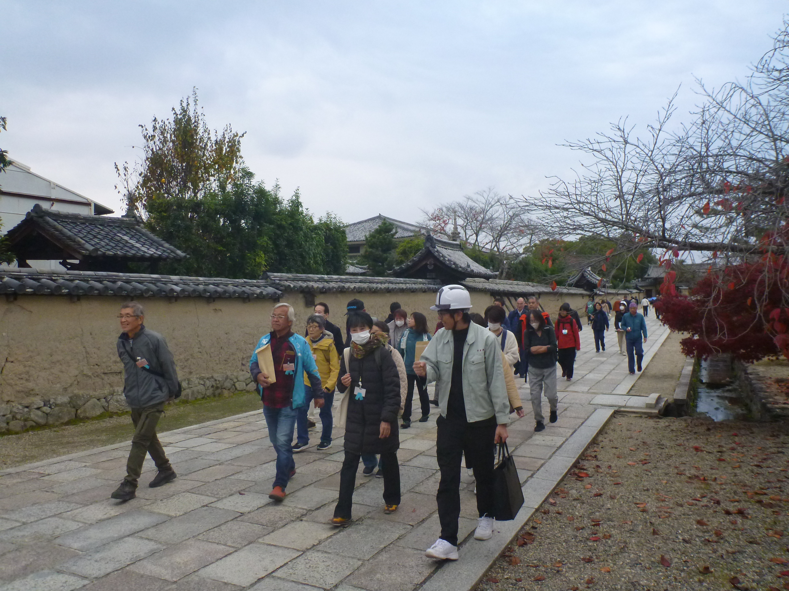 境内を移動する参加者の様子