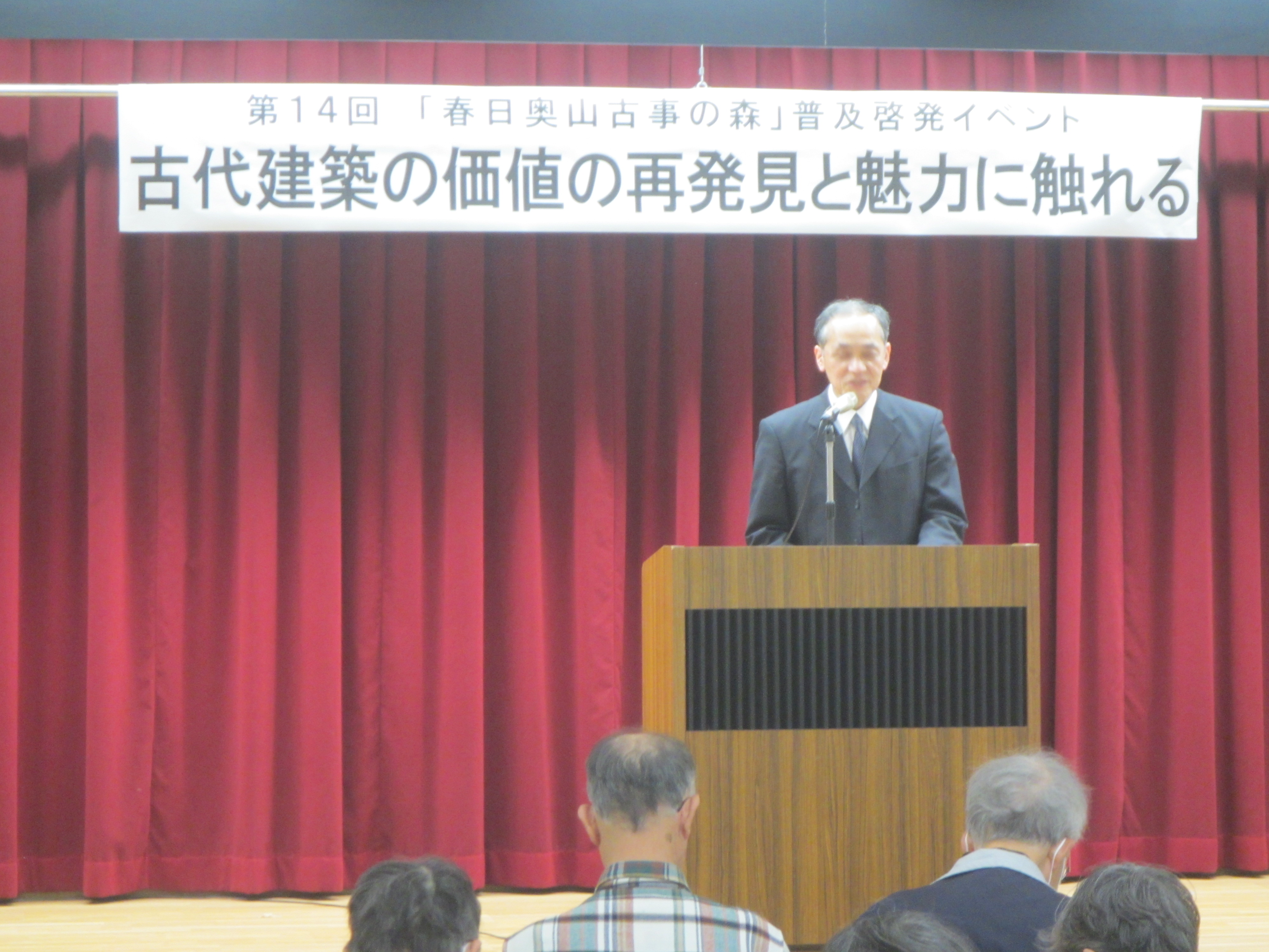 協議会会長が挨拶をする様子