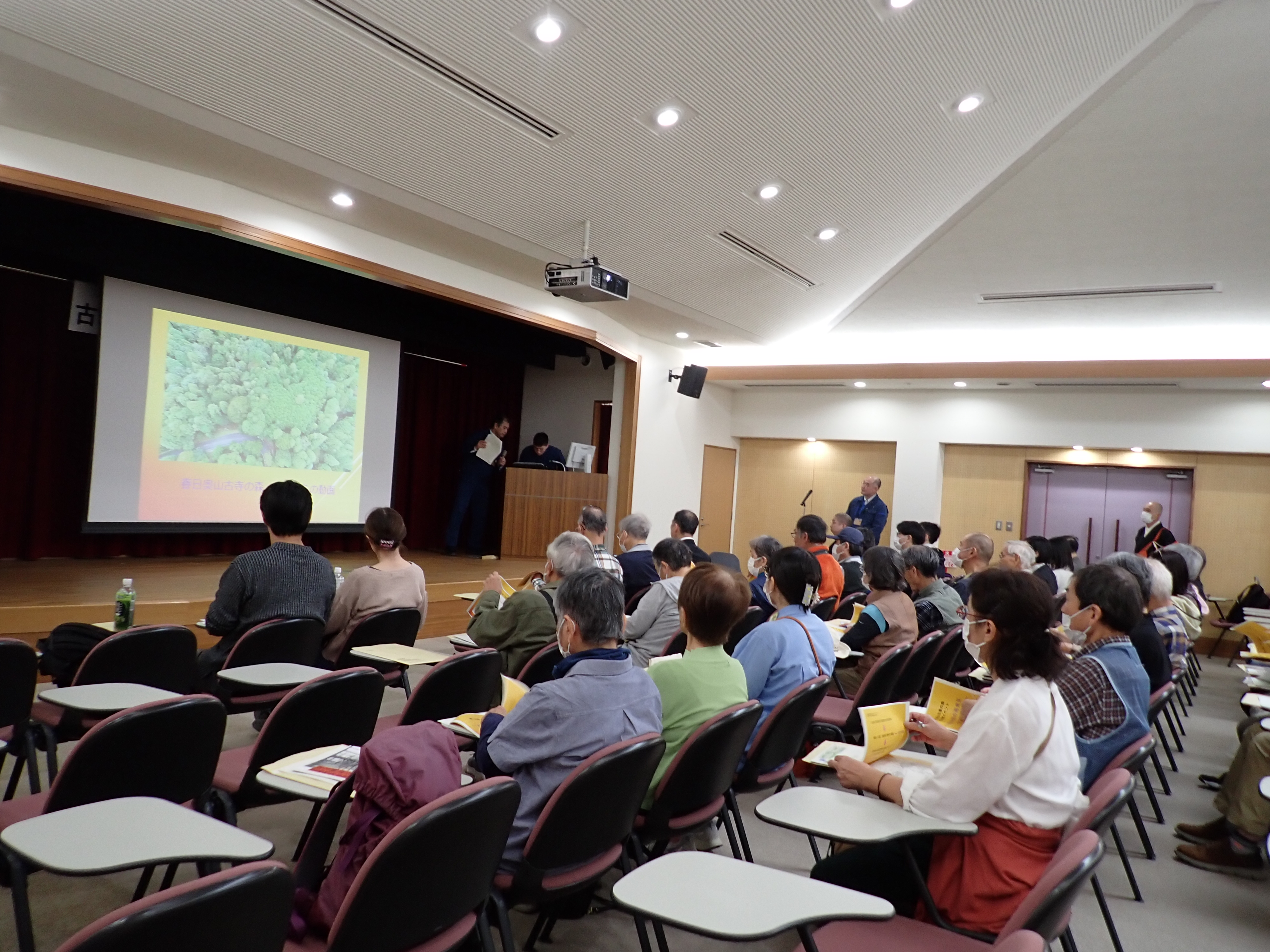 奈良森林管理事務所長が説明している様子