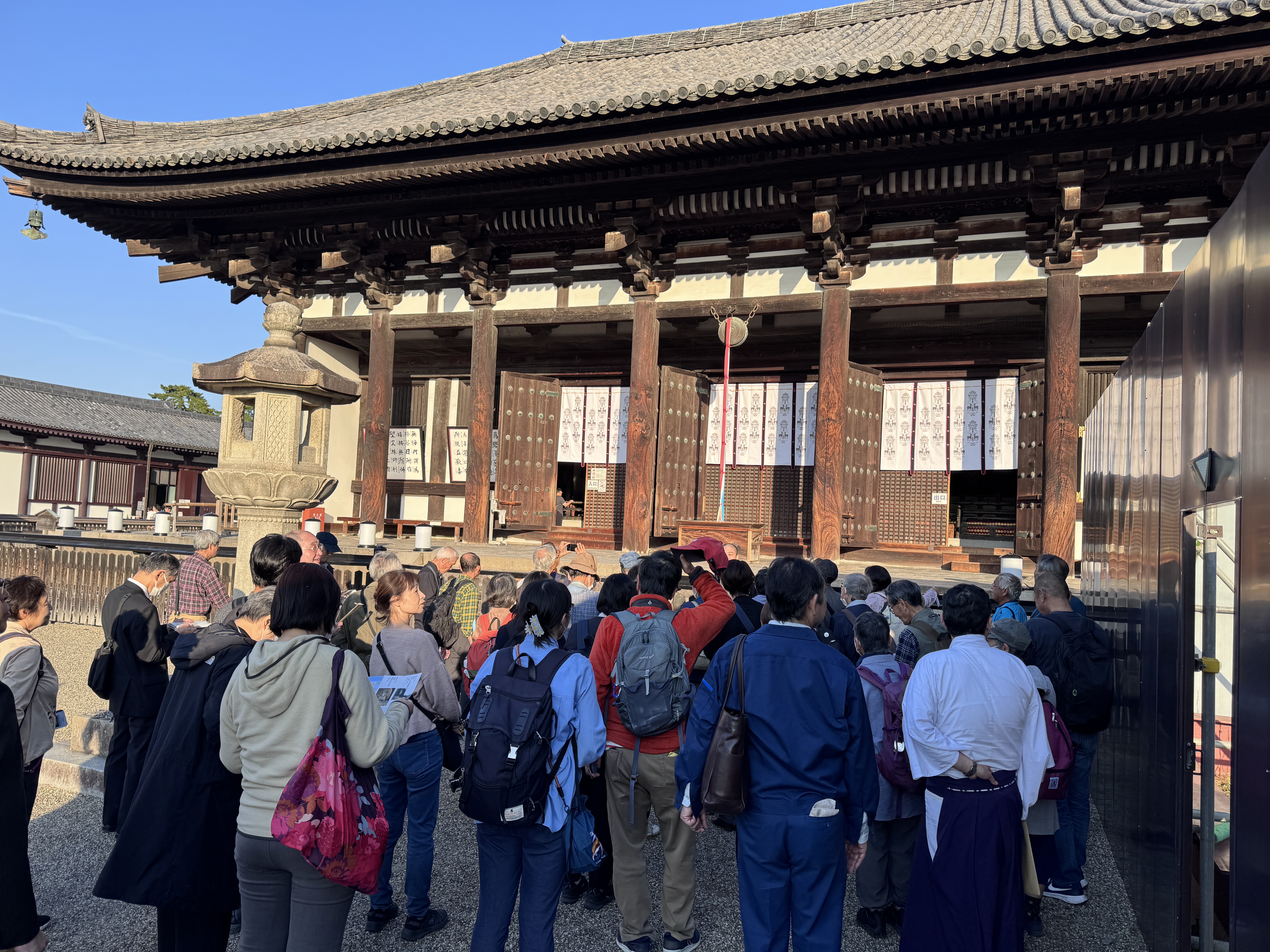 東金堂を見学する参加者の様子