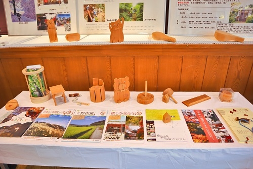 木工品やパンフレットの展示