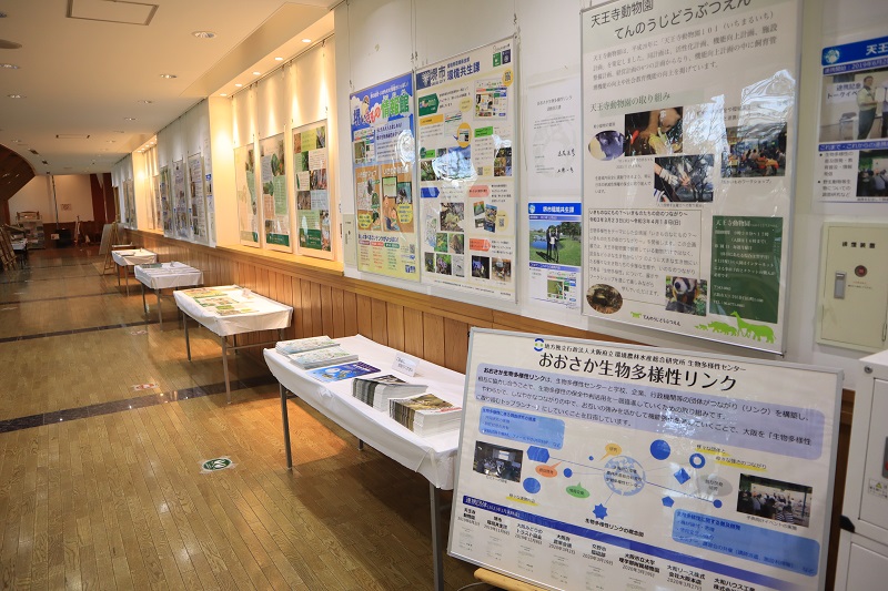 パネル展示とパンフレット