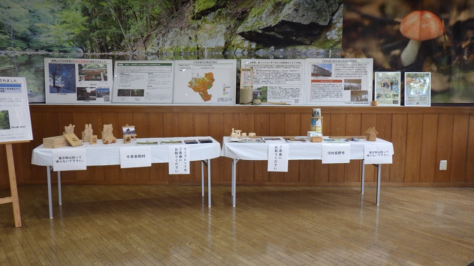 パネルと木製品の展示2