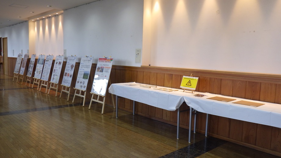 木質サンプル展示と研究パネル展示