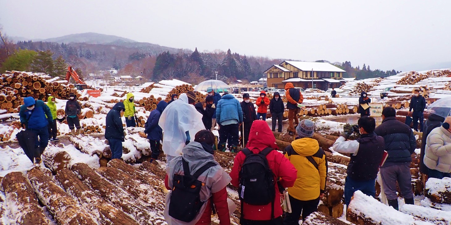 令和4年1月13日に開催された津山綜合木材市場新見支店での初市の様子