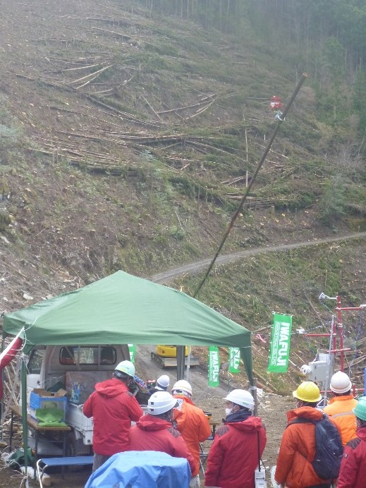 ロージンググラップルと油圧集材機による新たな集材システム（和歌山県田辺市）