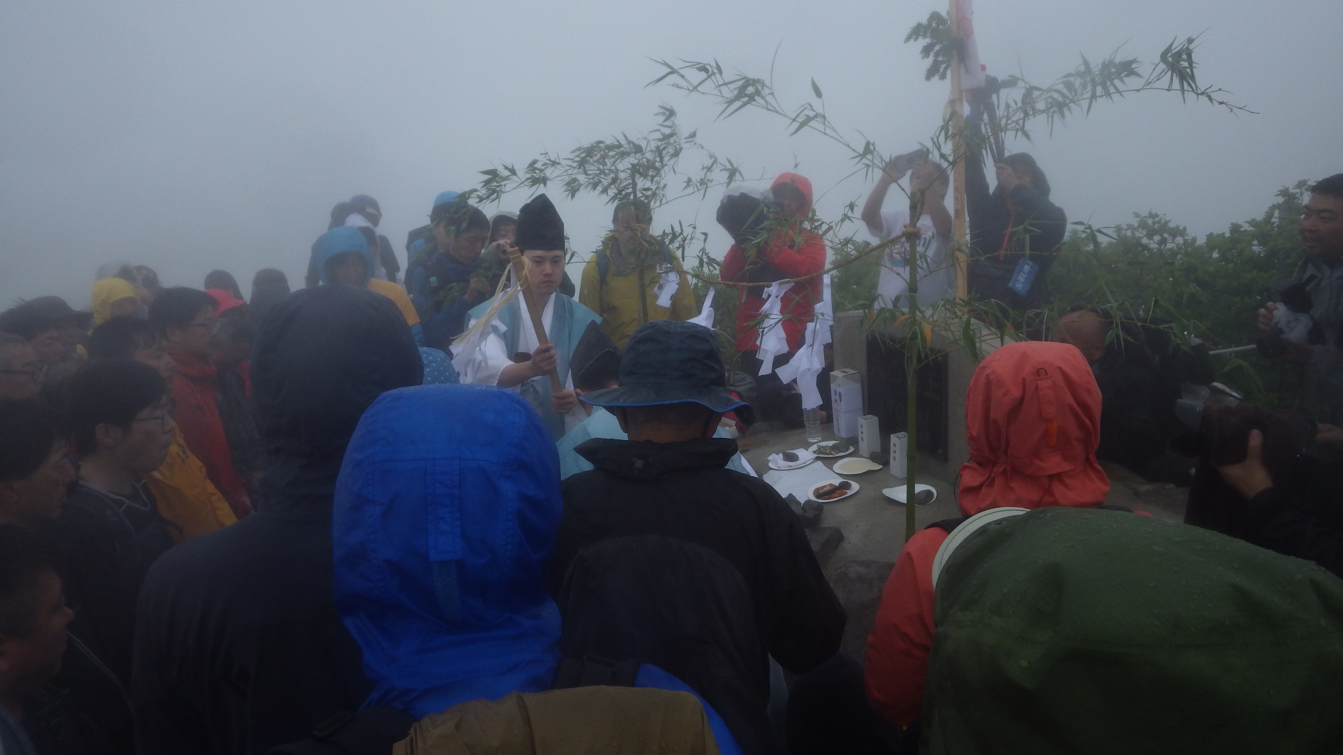 弥山山頂で行われた山頂祭