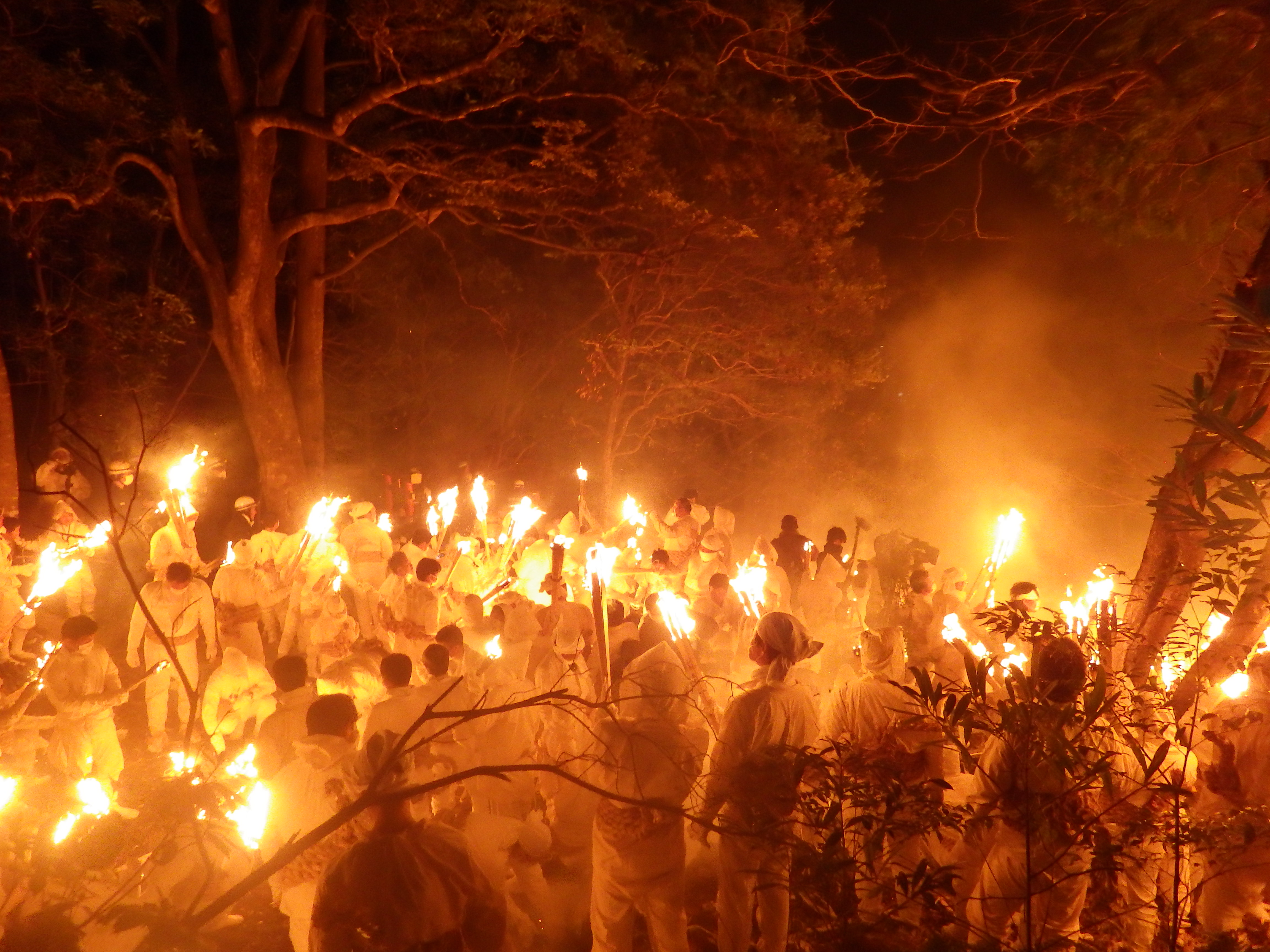 松明を手に神倉神社の境内に集まった参加者達