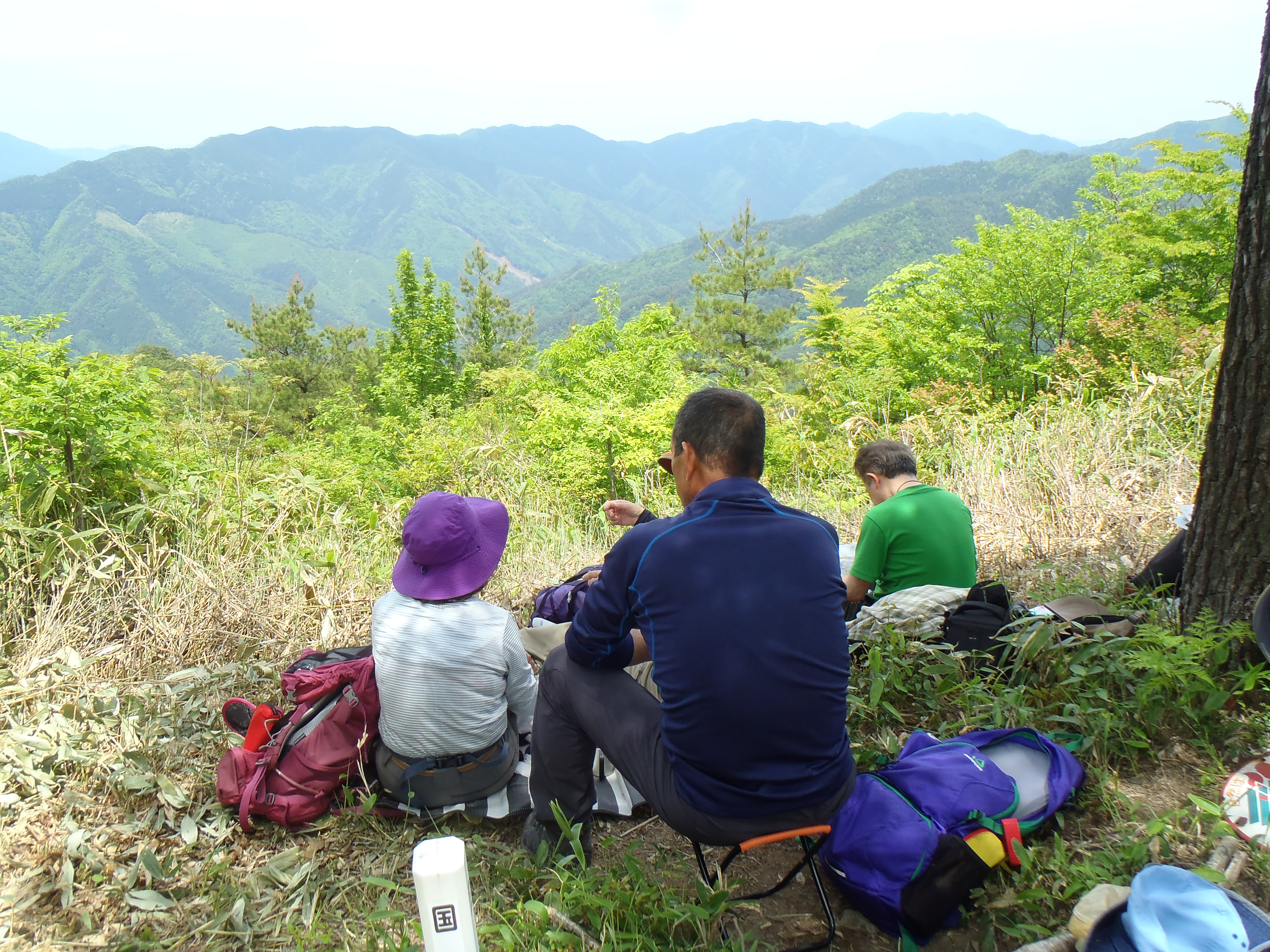 山頂の景色を楽しみつつ昼食