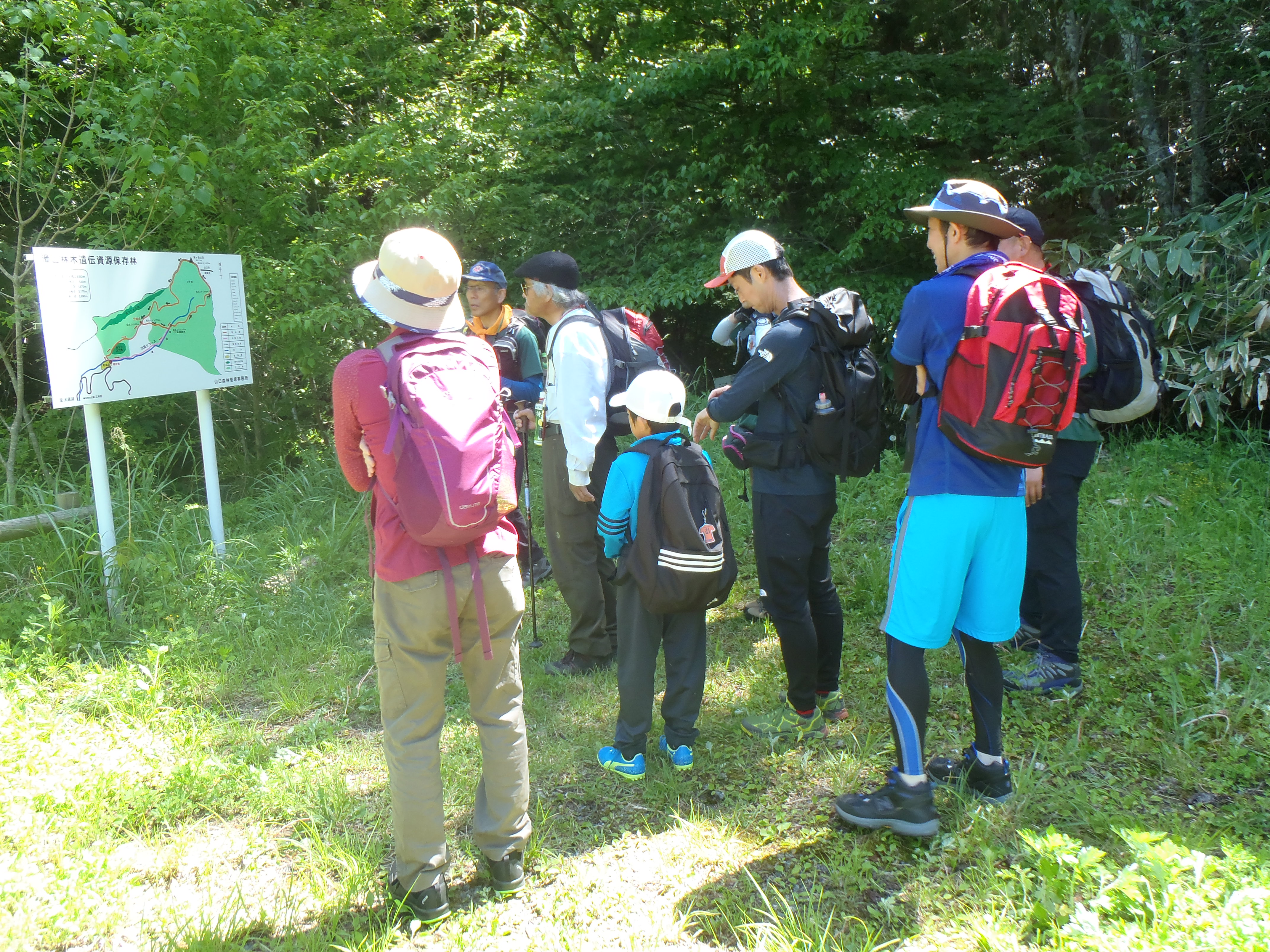 登山口で滑山の説明をする森の案内人