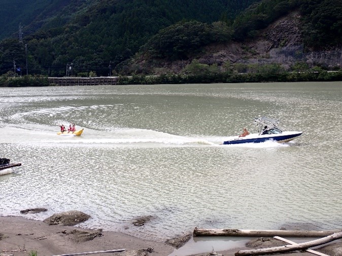 ダム湖でのレジャー体験