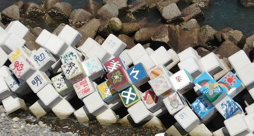 生徒が描画し設置された消波ブロック