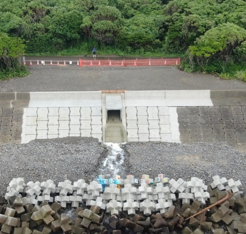 上空から撮影した描画済みの消波ブロック