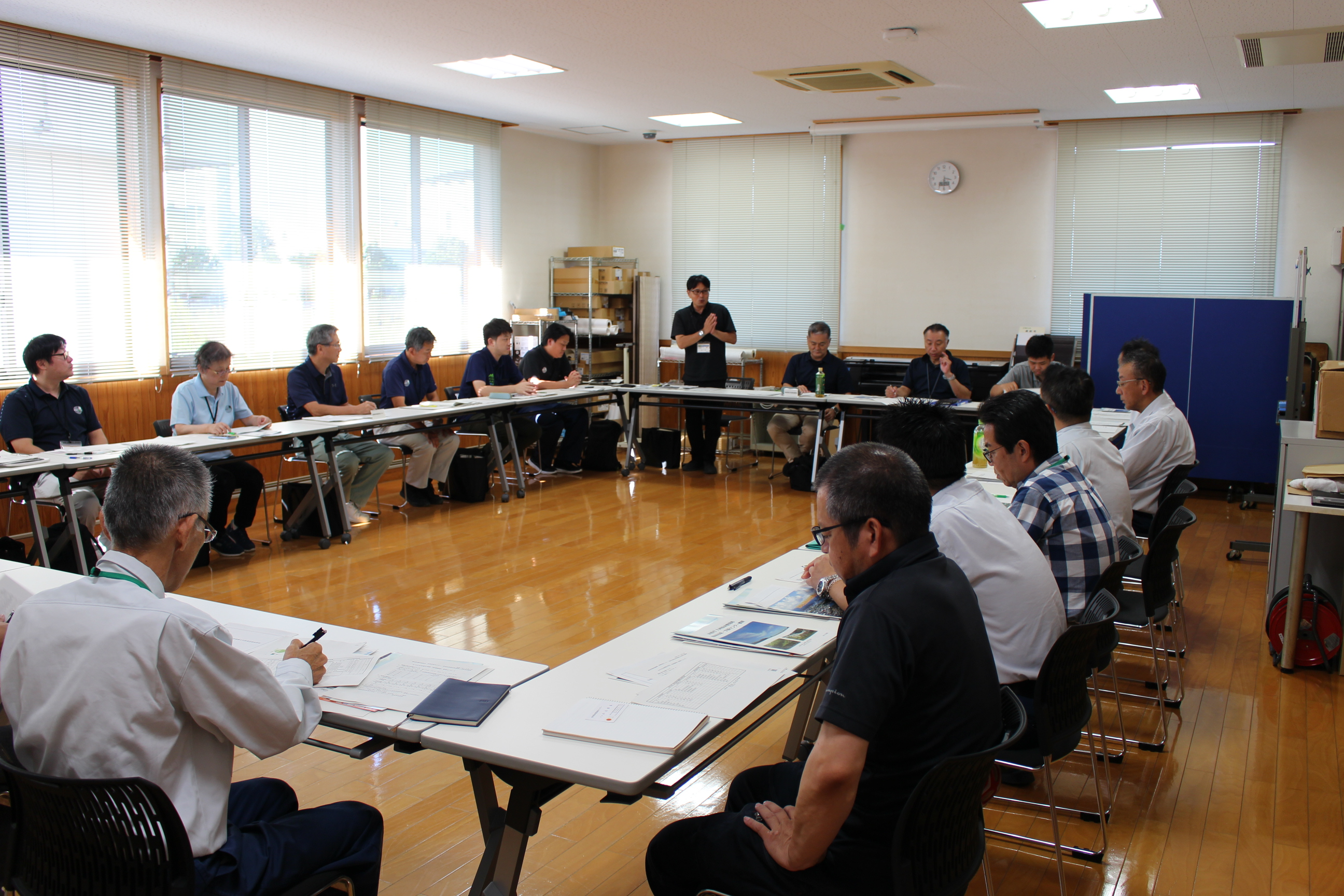 会議室での意見交換会の様子