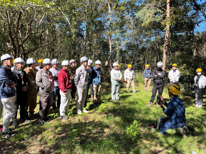 現地にて講師を務める職員