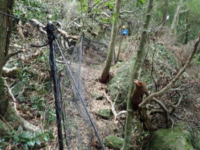 ネットの張り直し（400m地点）