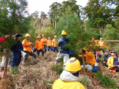 説明と実演に聞き入る参加者2