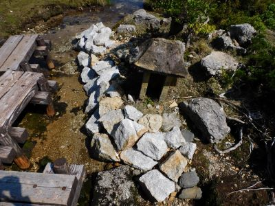 基礎部分を補修した祠