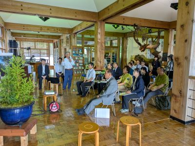 調査概要を説明する古市行政専門員