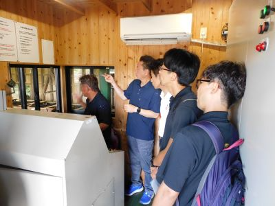 加工技術説明に聞き入る（加工センター）