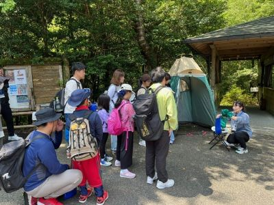 携帯トイレの説明を聞く参加者