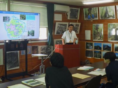 保全センターの業務を説明する下村所長