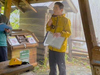 開会の挨拶をする下村所長