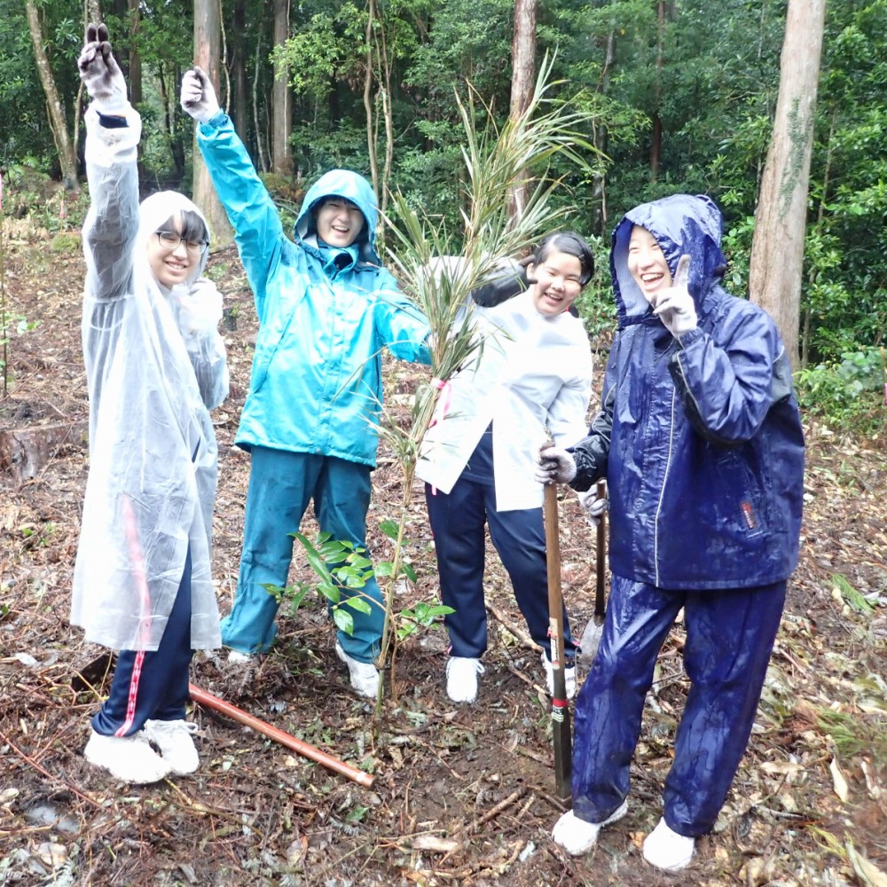 植樹を終えて記念のポーズ