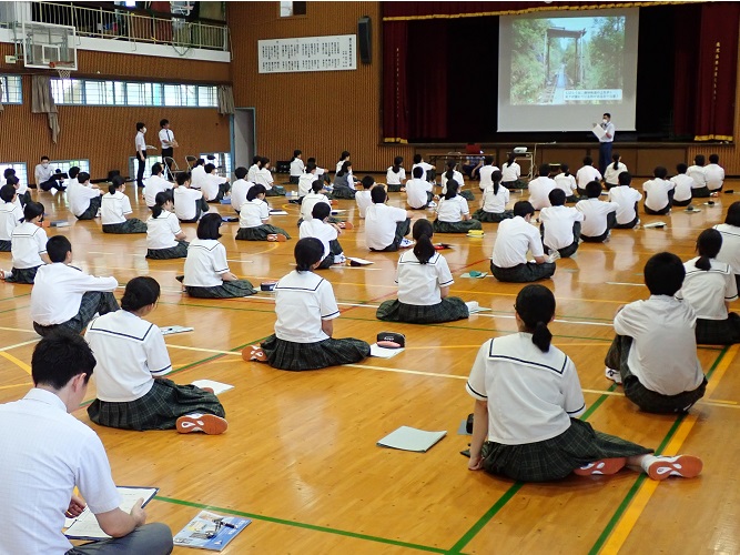 登山マナー説明を聞く生徒