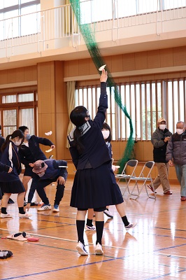 種子の模型を飛ばす生徒たち