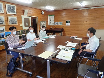 自然休養林について質問する韓国山林庁職員