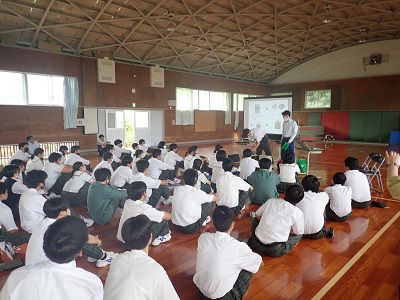 生徒による携帯トイレの実演