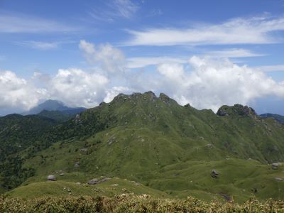 宮之浦岳より永田岳を望む