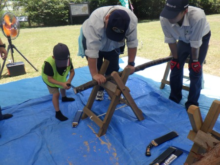 丸太切り体験の様子