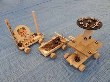 児童たちが作った木工品「つんでみるカー」