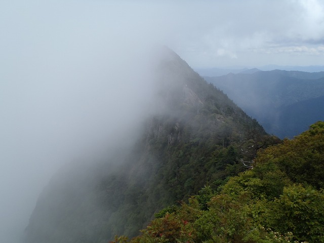 石鎚神社頂上社から天狗岳を望む