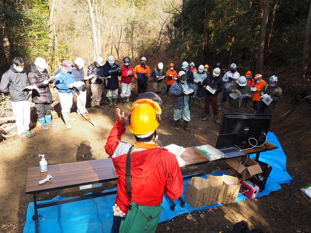 香川所職員より列状間伐や森林作業道作設等の概要及び監督・検査ポイントを説明中