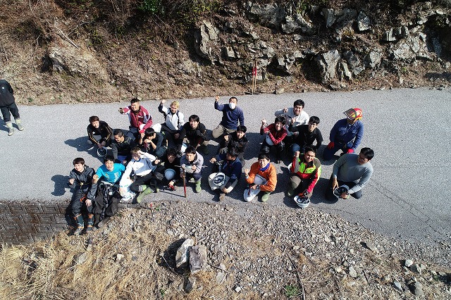 卒業目前の林業大学校基礎課程学生(ドローン集合写真)