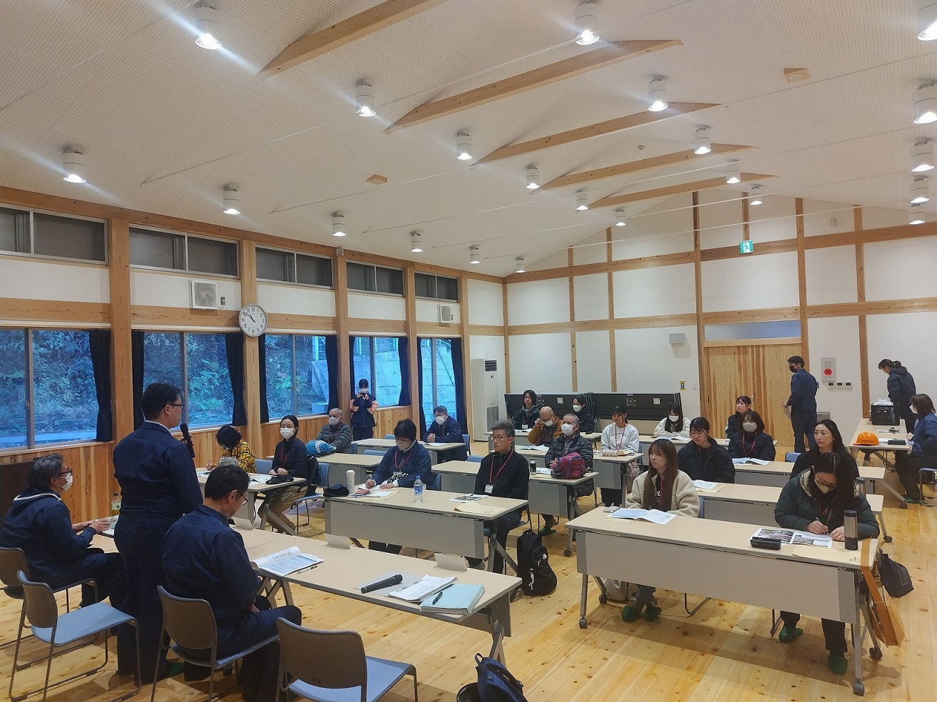 再造林の重要性や獣害対策にについて説明している様子