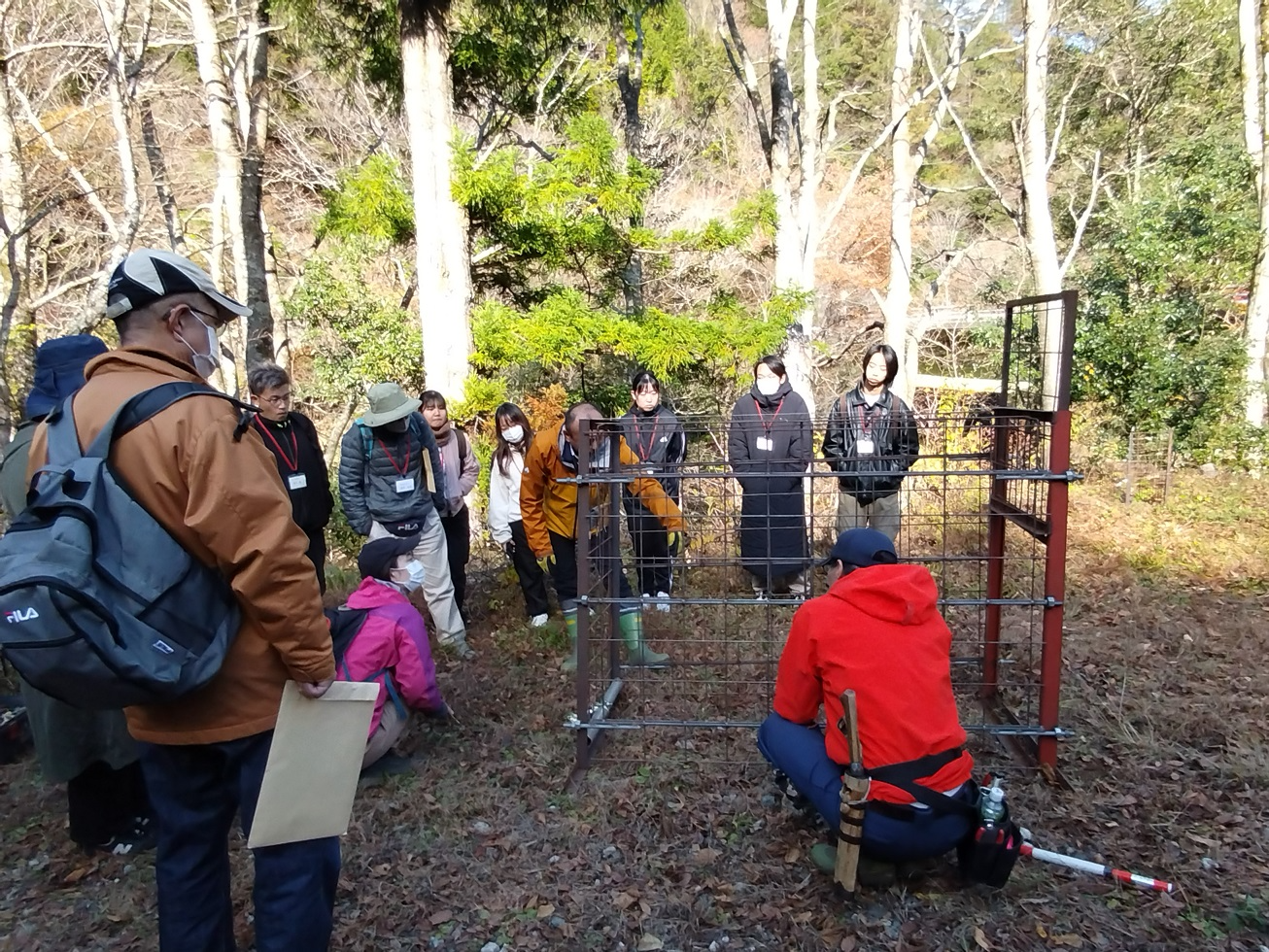 小型囲いわな「こじゃんと1号」の説明を受けている様子